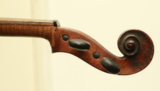 Violino antico in cattive condizioni