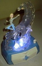 DISNEY FROZEN 2 ELSA & WATER NOKKS PORTAGIOIE LUCI E SUONI.