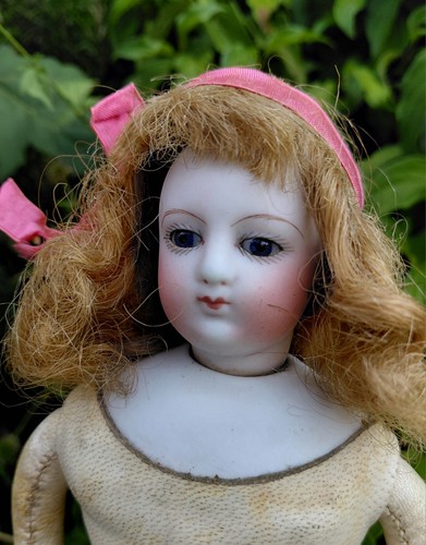 Jolie petite poupée - jolie,
