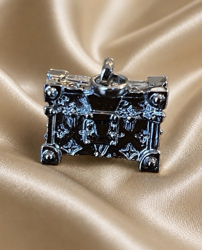 Louis vuitton mini trunk charm - mini,