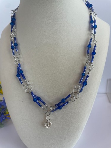 Collana con perline blu reale