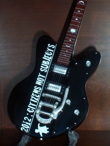 Chitarra miniatura per the - in,