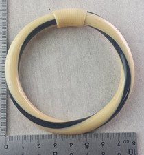 Ancien bracelet jonc, Lea