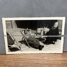 CARTOLINA PICCOLA BIANCO NERO UOMO CHE PRENDE IL SOLE SU SDRAIO FOTO