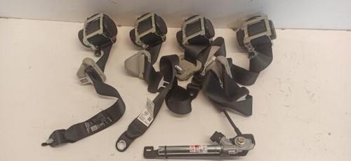 Cinture di sicurezza - di,