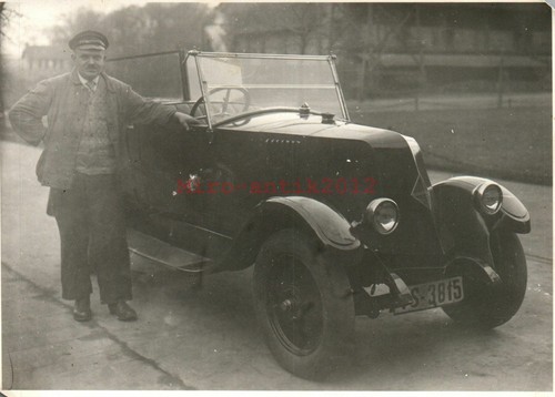 Foto guarda auto - foto,, un'auto