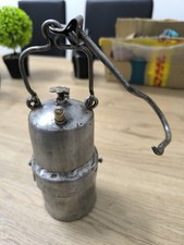 Antica lampada a carburo da