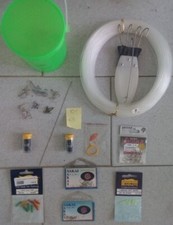 Kit n. 65 Articoli per la pesca Ami, Bombarde, fili, artificiale, canna, ...