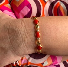 Bracciale catena maglia cuore accento pietra chiara cabochon corallo rosso naturale oro