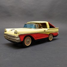 Auto giocattolo in latta cabriolet giapponese a batteria. Punti di ruggine