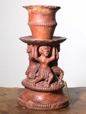 Scultura porta cero in terracotta con cariatidi