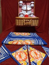 Bauletto da picnic vintage di vimini con accessori.