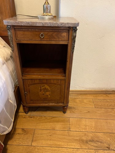 Antico comodino francese stile