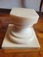 Antica base di marmo bianco