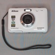 Nikon COOLPIX S30 10,1 megapixel fotocamera digitale impermeabile bianca come da leggere