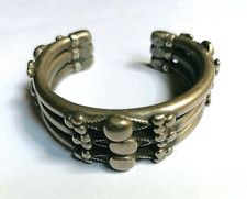 RARO ANTICO BRACCIALE TRIBALE IN ARGENTO MASSICCIO. YEMEN, XIX SECOLO.
