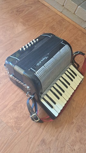 Antique accordion soprani - antique,