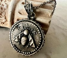 Ciondolo moneta api Artemide