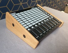 Akai APC Mini Supporto Rovere (Solo) - Supporto Pronto per Montaggio VESA di Sintetizzatori e Legno