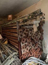 180 Puntelli a piastra usati 1 volta sola con contenitore. 10€ a pezzo.