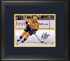 Fotografia pattinaggio maglia oro 8x10 firmata Roman Josi Nashville Predators FRMD