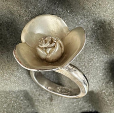 Anello CHANEL bianco fiore di camelia marchio cocco logo CC tono argento US6,25 01A
