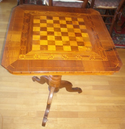 Tavolo intarsiato con