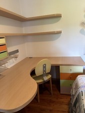 scrivania angolare con libreria