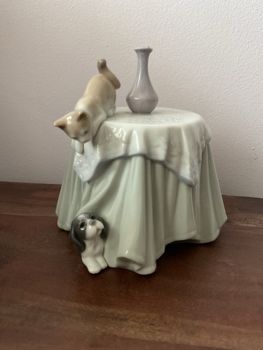 Rare lladro model - model, playful