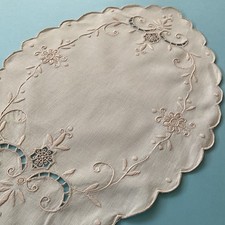 Centrino vintage ovale intarsiato e ricamato 40x27 cm cotone