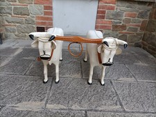 sculture due mucche in legno