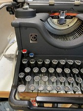 Macchina da scrivere OLIVETTI