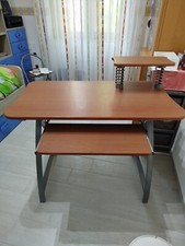 scrivania usata ottimo stato in materiale legno e piedi in acciaio.con porta cd 
