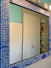 Specchio mosaico fatto a mano con vetri tagliati a mano e cornice su misura. 