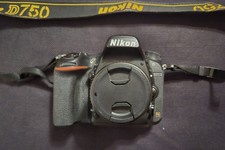 Nikon D750 (60.000 scatti circa) con 2 batterie e caricatore+ Nikkor 50mm f/1.8D