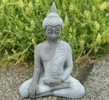 Statua in pietra Buddha seduto