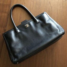 Borsa Chanel Executive in pelle nera e argento Turnlock numero di serie. Usat...