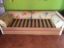 Camera da letto già arredata con mobili in legno di alta qualità tenuta perfetta