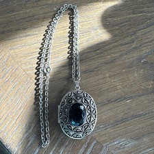 Collana con ciondolo/spilla