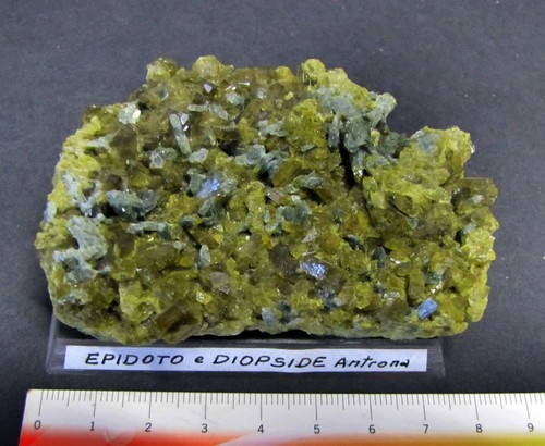 Minerali cristalli epidoto - ,
