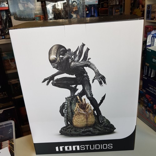 Alien statue art scale - alien,