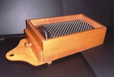 Particolare vecchia grattugia vintage in acciaio inox e legno – XX° sec.