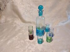 Set bottiglia e bicchieri colorati da liquore vintage