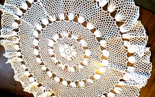 SPLENDIDO CENTRO ROTONDO COTONE BIANCO UNCINETTO A NODI TIPO ARMENO. Diam. cm 30