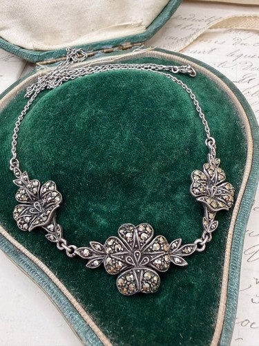 Collana vintage con fiori - , di