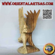 Scultura dell'aquila reale ad ali spiegate in piedi in legno di suar da 23 cm
