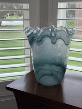 Vaso in vetro artistico di Murano 14” | bordo increspato a vortice bianco e verde acqua | Italia soffiato a mano