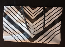 GRANDE BORSA " VICTORIA'S SECRET " PELLE BIANCO E RIGHE A V NERE(S16)