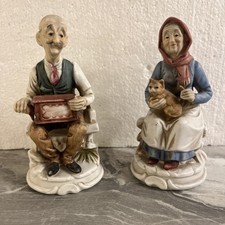 Statuina Statuetta in Ceramica Coppia Anziani Lei con Il Gatto Vintage