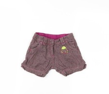 Pantaloncini corti tagliati